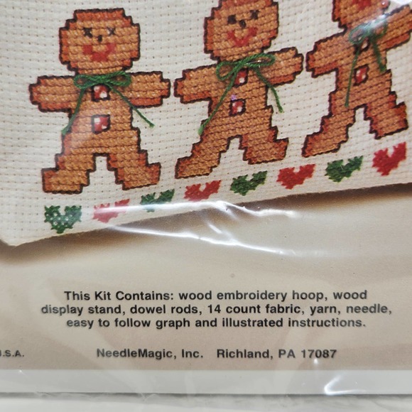 NeedleMagic NMI Counted Cross Stitch Oval Hoop and Display Stand Gingerbread Men - Picture 4 of 5